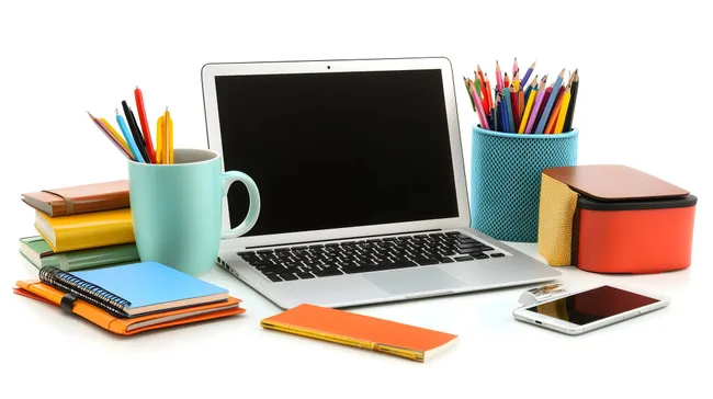 Büroausstattung mit modernem Laptop und Schreibwaren