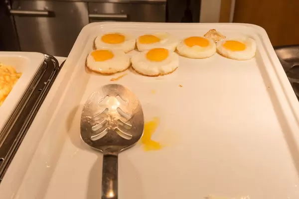 Büfett mit Spiegeleiern