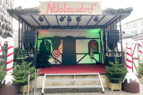 Bühne am Weihnachtsmarkt in Nikolausdorf
