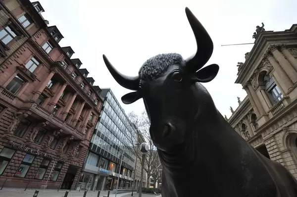 Bulle an der Börse Frankfurt symbolisiert den Bullenmarkt