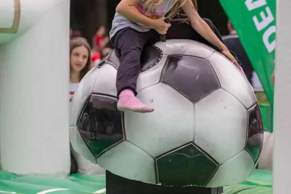 Bullenreiten auf einem großen Fussball