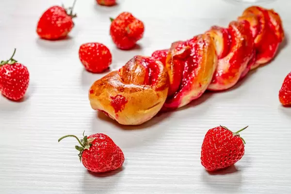 Bun with strawberry jam and fresh strawberries (Flip 2019)