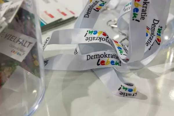 Bundesprogramm "Demokratie leben" - Schlüsselband