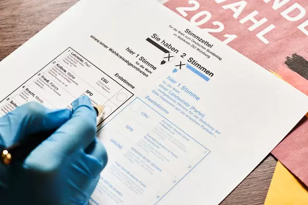 Bundestagswahl 2021: Hand eines Wählers mit Einmalhandschuh wählt für die SPD als Erststimme