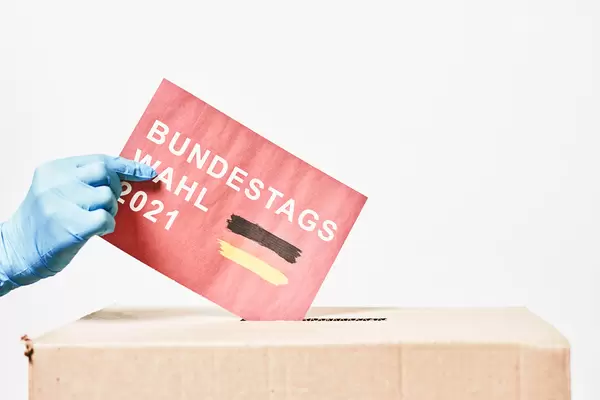 Bundestagswahl 2021 - Wahlzettel wird in Urne geworfen