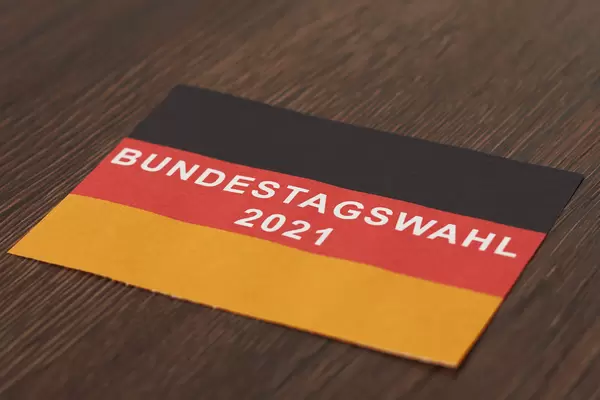 Bundestagswahl auf deutscher Flagge geschrieben