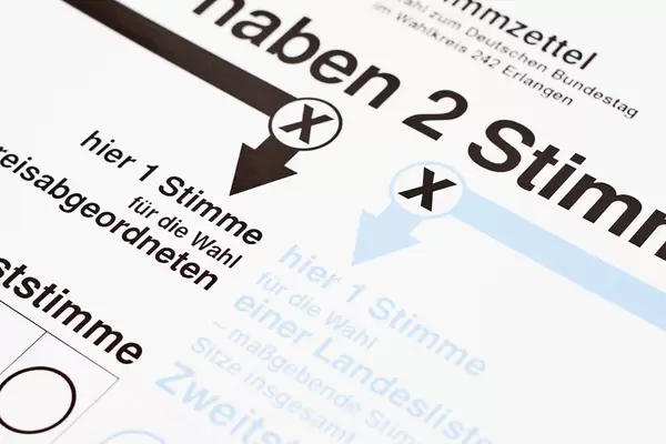 Bundestagswahl in Deutschland: Wähler machen zwei Kreuze auf dem Stimmzettel