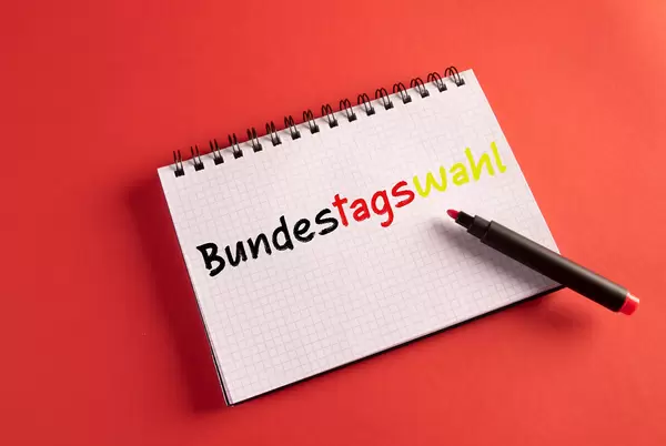 Bundestagswahl in Notizbuch geschrieben