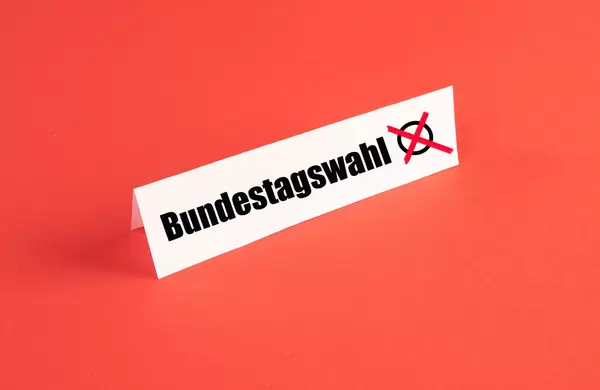 Bundestagswahl text on red background