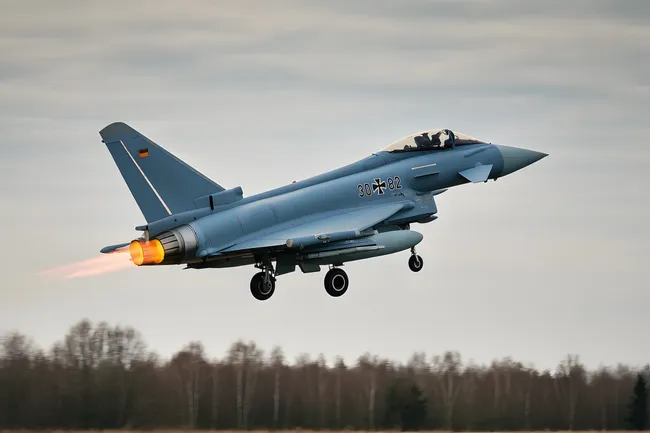 Bundeswehr-Kampfjet Eurofighter im Startmanöver