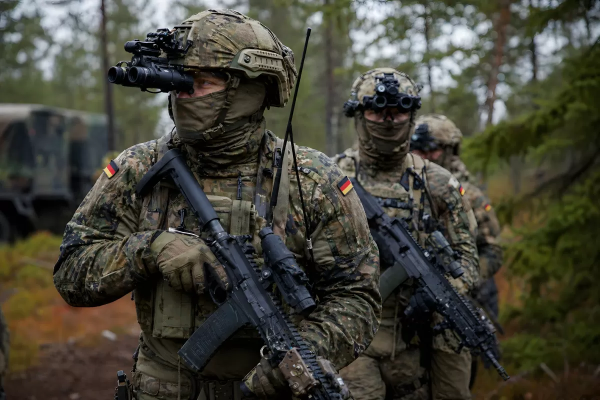 Bundeswehr-Soldaten auf Patrouille im Waldgelände
