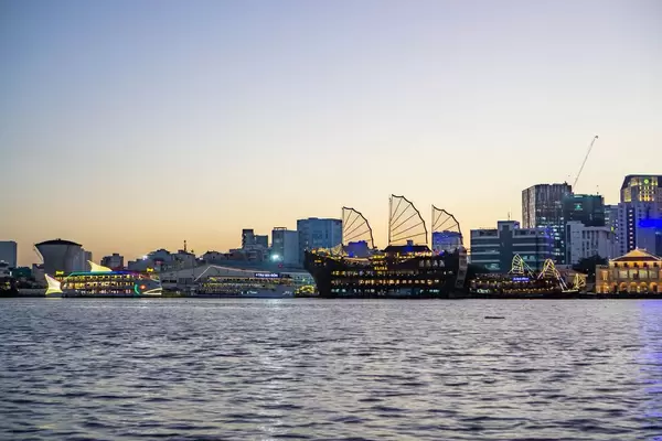 Bunt beleuchtete Boote im Hafen des Saigon River im District 1 in Ho Chi Minh City, Vietnam