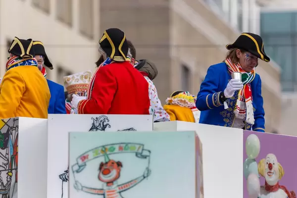 Bunt gekleidet als Kapitän - Kölner Karneval 2018