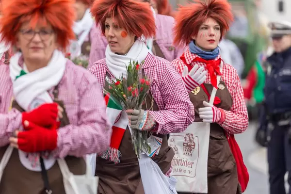 Bunt gekleidete Mitglieder der KKG Fidele Zunftbrüder beim Rosenmontagszug - Kölner Karneval 2018