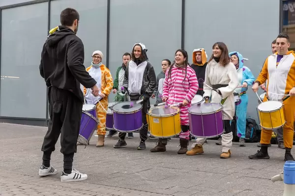 Bunt gekleidete Trommler - Kölner Karneval 2018
