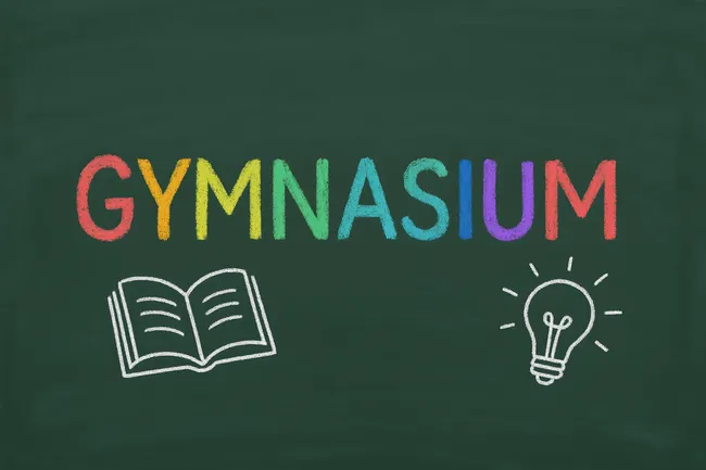 Bunt gestaltete Schultafel mit dem Wort 'Gymnasium' und Symbolen