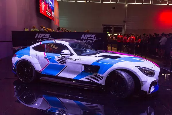Bunt-lackierter Mercedes Prior aus dem Autorennspiel Need For Speed Heat, auf der Gamescom 2019