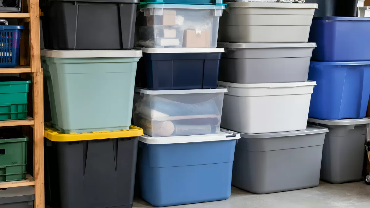 Bunte Aufbewahrungsboxen gestapelt in einer Garage — Bild kostenlos herunterladen