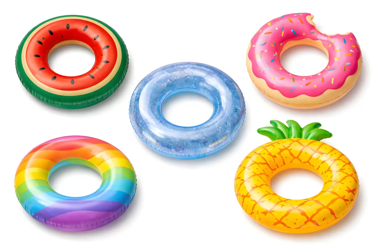 Bunte, aufblasbare Schwimmreifen in sommerlichen Formen