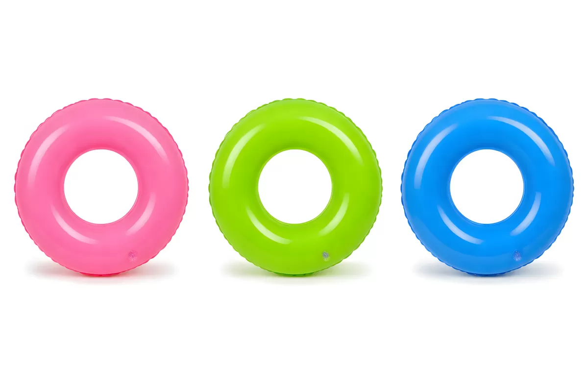 Bunte aufblasbare Schwimmringe in Pink, Grün und Blau