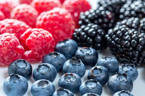 Blaue Heidelbeeren & rote Himbeeren - Bunte Beerenmischung