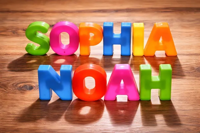 Bunte Buchstaben auf Holzboden