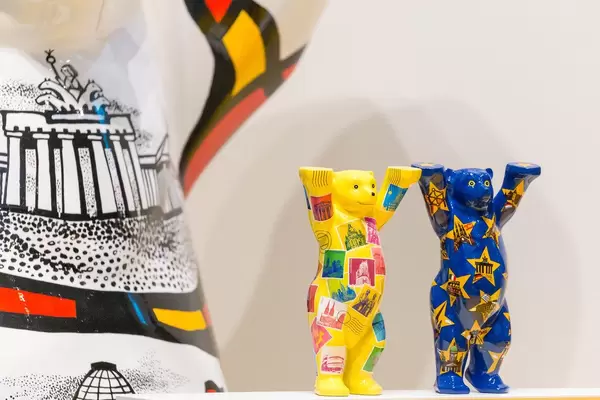 Bunte Buddybären als Andenken an Berlin