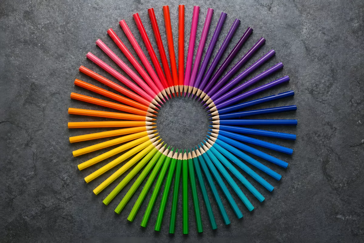 Bunte Buntstifte als Farbkreis von oben arrangiert