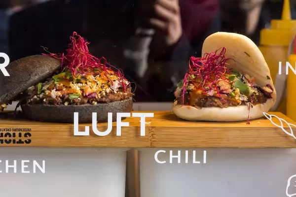 Bunte Burger und schwarze Burger