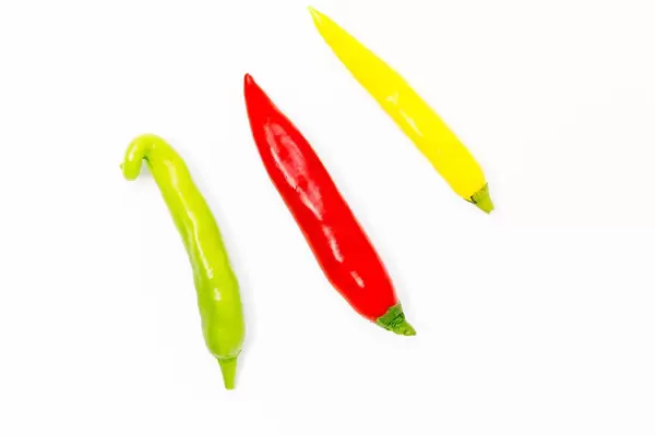 Bunte Chilischoten auf weißem Hintergrund