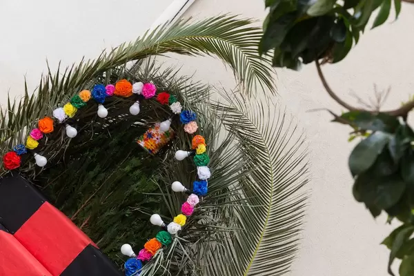Bunte Dekoration mit Palmenblättern auf Madeira