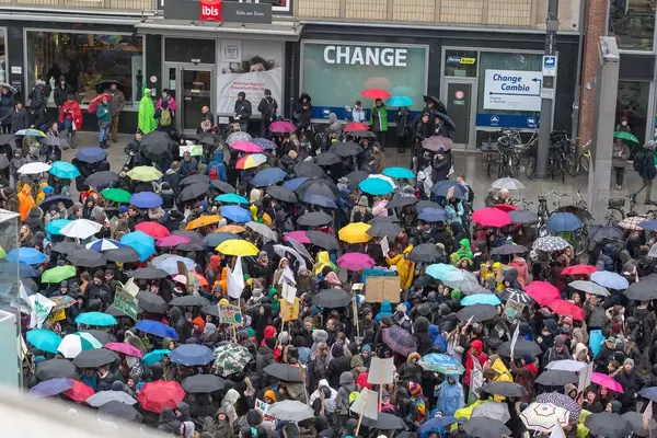 Bunte Demonstrierenden im Regen auf Fridays For Future Köln