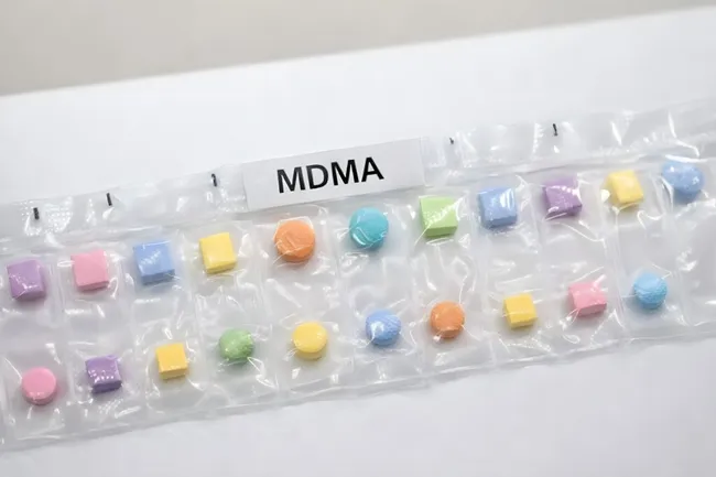 Bunte Drogenprobe auf weißem Hintergrund