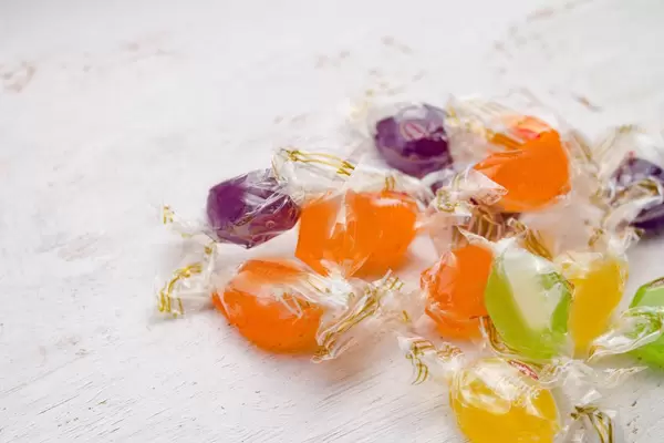 Bunte eingepackte Bonbons