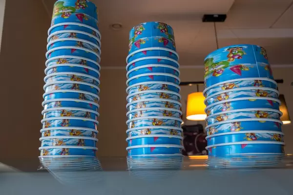 Bunte Eisbecher aus Pappe