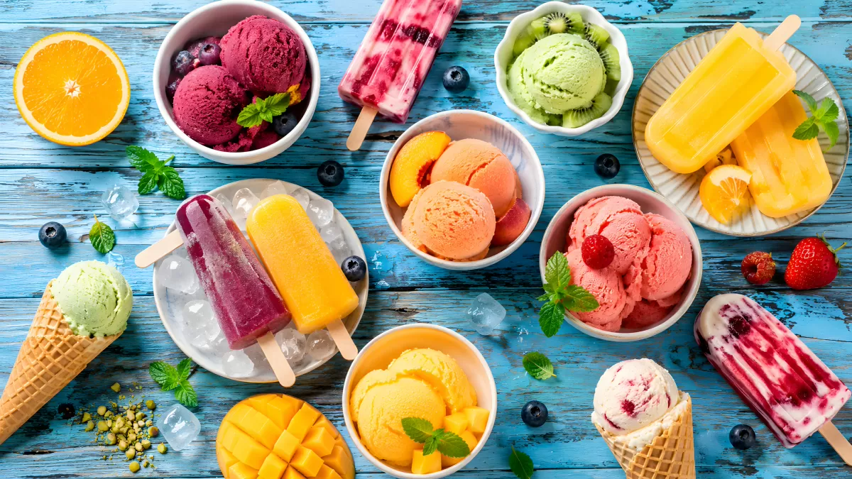 Bunte Eissorten in Schüsseln und auf Stiel im Sommer