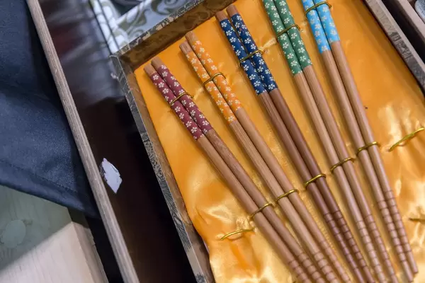 Bunte Essstäbchen aus hochwertigem Holz