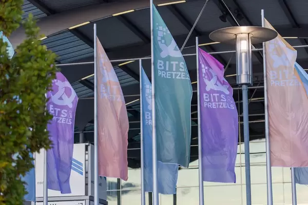 Bunte Fahnen von der Start-Up Konferenz Bits & Pretzels