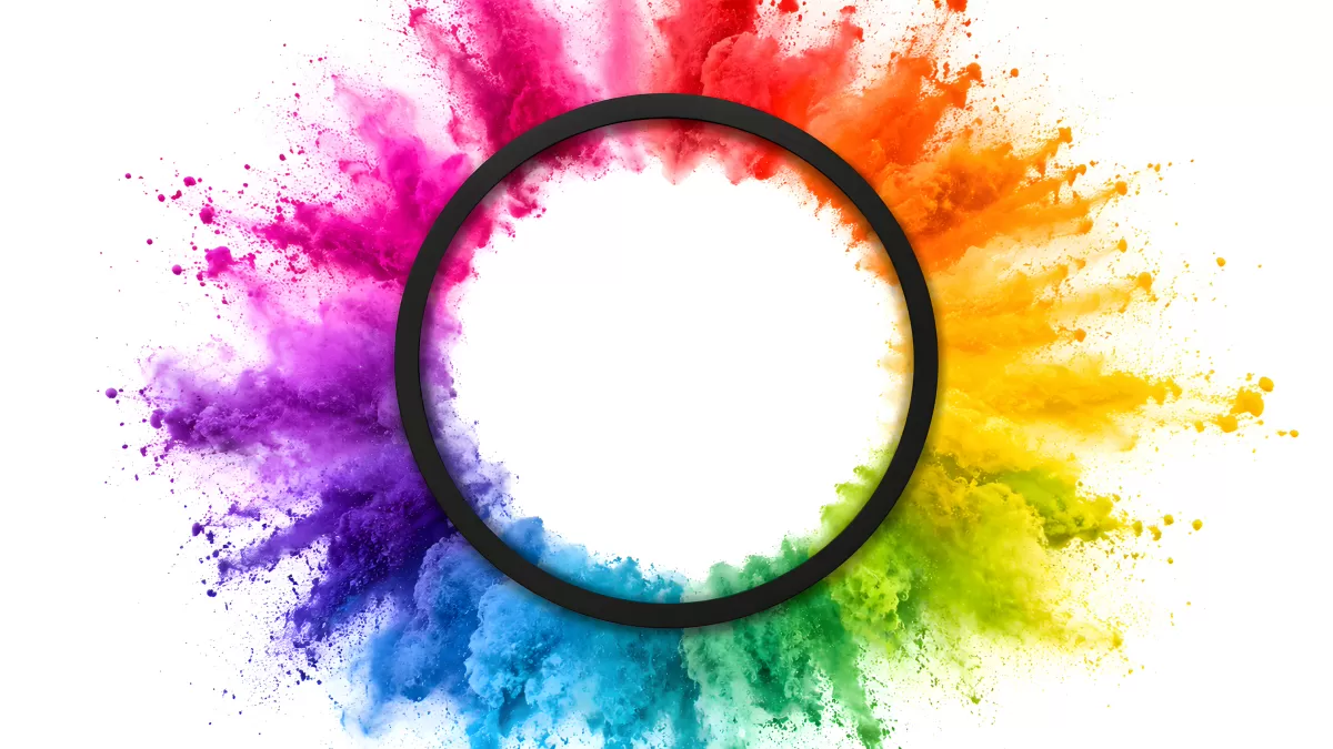 Bunte Farbexplosion als Kreis auf weißem Hintergrund