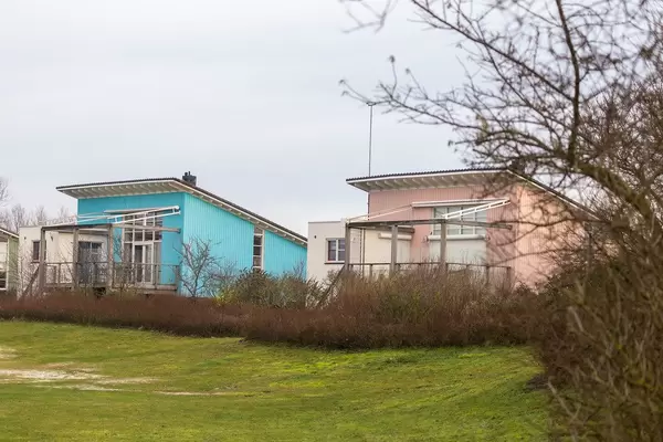 Bunte Ferienhäuser mit kleiner Terrasse im Freizeitzentrum de Holle Poarte in Friesland, Niederlande
