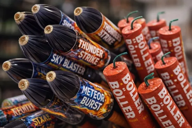 Bunte Feuerwerksraketen vor dunklem Hintergrund