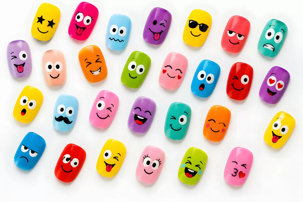 Bunte Fingernägel mit lustigen Emoji-Gesichtern