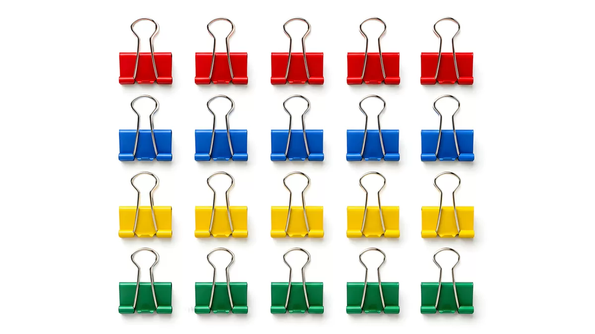 Bunte Foldback-Klammern in vier Farben sortiert
