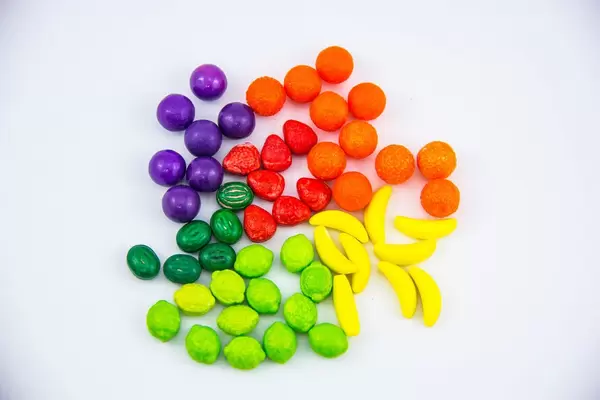 Bunte Früchte-Kaugummis in der Aufsicht auf weißem Hintergrund