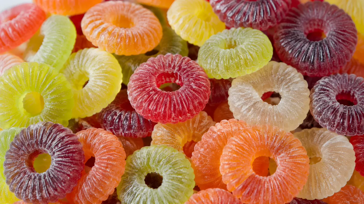 Bunte Fruchtgummi-Ringe in vielen Farben nahaufnahme