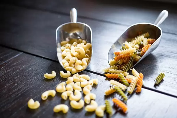 Bunte Fusilli und Pipette Rigate Nudeln