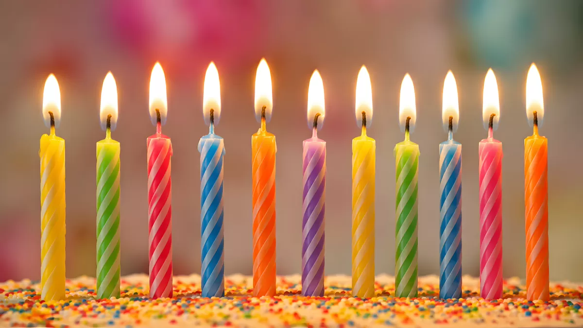 Bunte Geburtstagskerzen brennen auf einem Kuchen