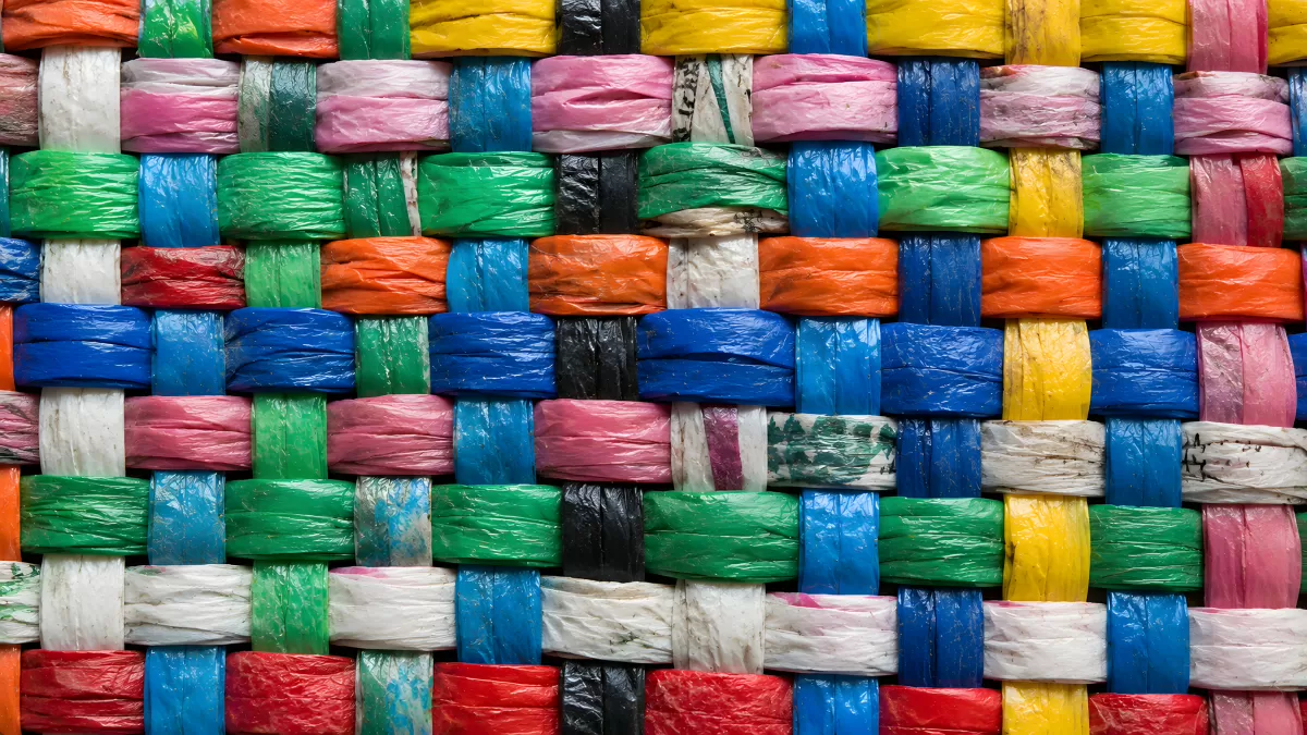 Bunte geflochtene Plastikstreifen in Nahaufnahme