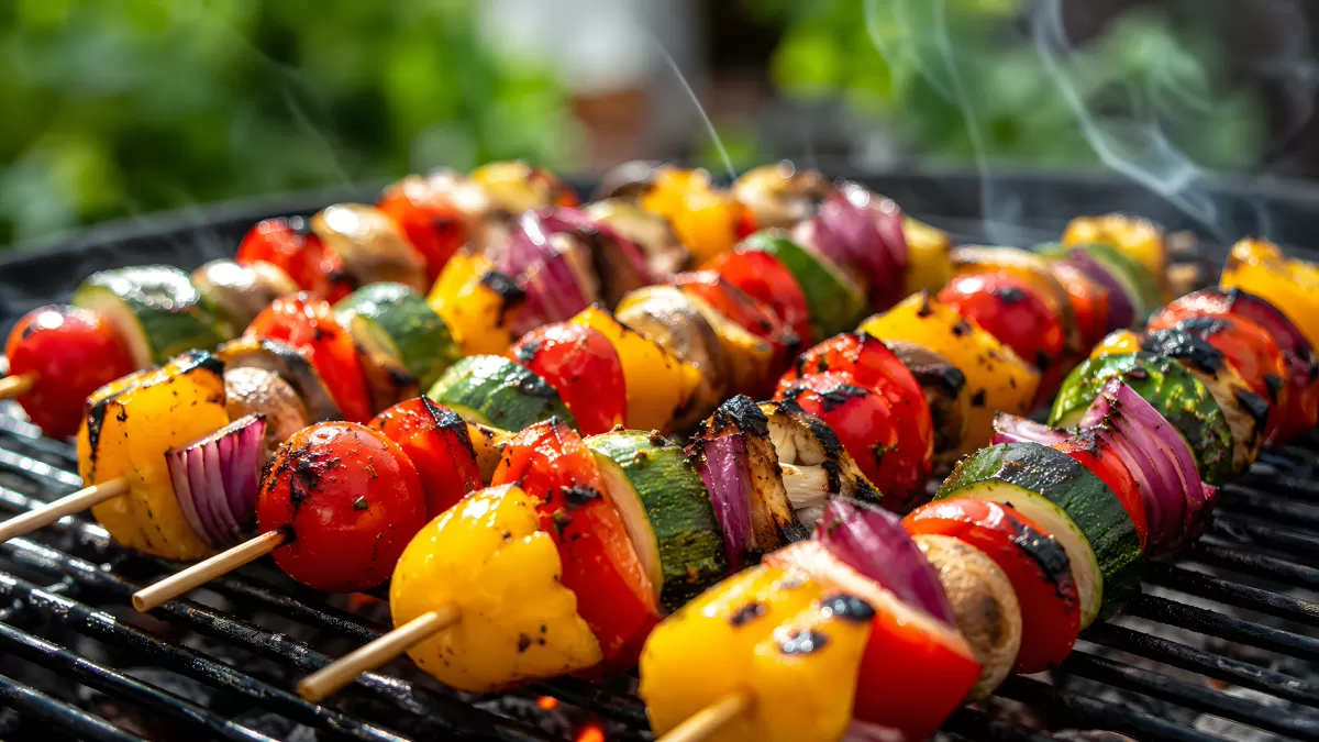 Bunte Gemüsespieße auf dem Grill mit Rauch