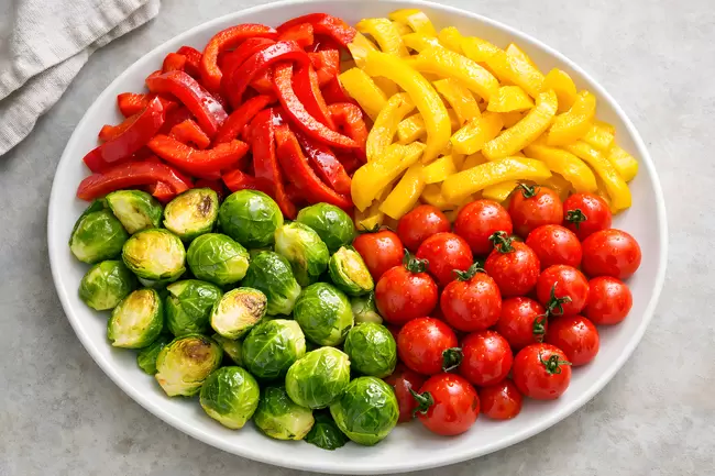 Bunte, gesunde Gemüseauswahl auf weißem Teller